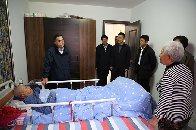 图为入户慰问残疾人家庭